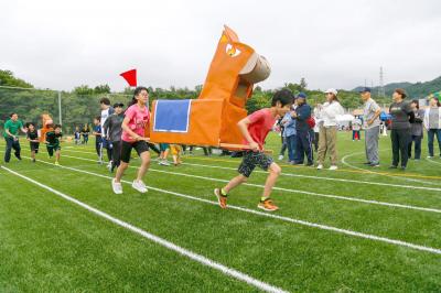 学び舎ゆめの森の運動会「スポーツフェスティバル」が6月1日、同校グラウンドで開催されました。子どもたち、保護者や職員に加え、町民、来賓、福島大学のボランティアなど昨年度を大きく上回る316人が参加し、爽やかな汗を流しました。写真は第3回ゆめリンピック競技のひとつ「スウェーデンダービー」。馬の前後を2人で持ちながらバランスを崩さないようゴール目指して走ります。