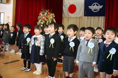 大きな声で園歌を歌う卒園児一同