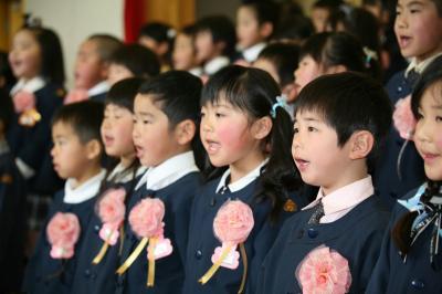 しっかりと前を見て大きな声で園歌を歌う卒園児一同