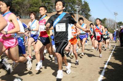 一斉にスタートした一般男子タスキリレー