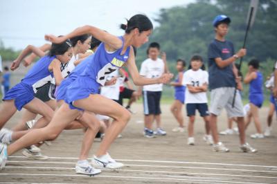 小学生高学年女子100メートル走スタートの瞬間