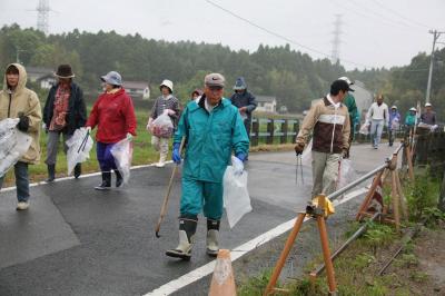 町内全域でクリーンアップ作戦が行われ約3,700人が参加しました