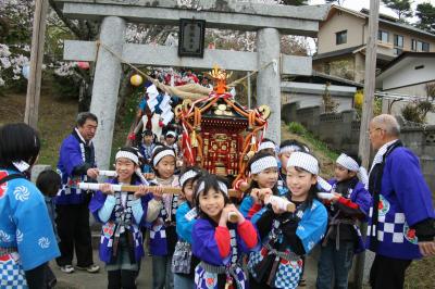 街に繰り出す子ども神輿