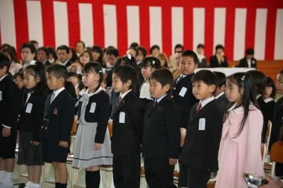 真剣な眼差しで入学式に臨む新1年生