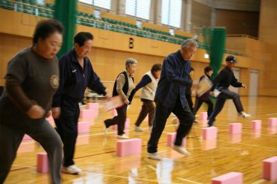 「障害物歩行」の測定に挑戦するクラブ員たち