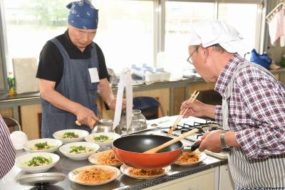 出来上がったパスタやサラダの盛り付けをする参加者