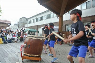 太鼓を演奏する児童と観にきてくださった地元の方