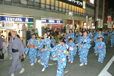 鮮やかな浴衣で息の合った踊りを披露する町民有志