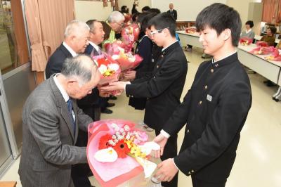 生徒から感謝の花束を受け取る支援者の皆さん