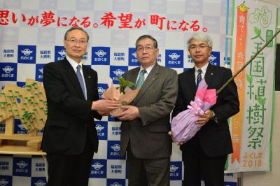 県の花ネモトシャクナゲと町の花ナシの苗木を届けた福島民友社常務