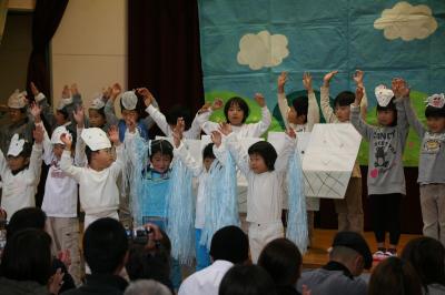 会場に入りきらないほど詰め掛けた大勢の家族の前で堂々とお遊戯する園児たち