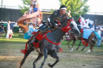 役場前の公園で行われた神旗争奪戦で勇壮に駆ける騎馬武者