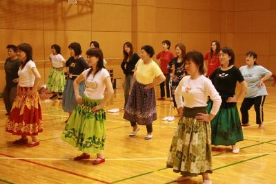 フラダンスを通して楽しい時間を過ごすサークル会員たち