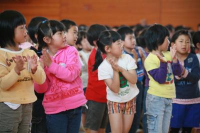 演奏に合わせて手拍子でリズムをとる児童たち