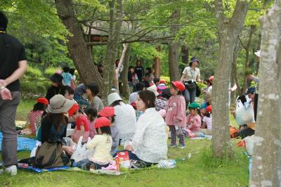 中央台生活環境保全林の広場で家族やお友だちとお弁当を食べる園児たち