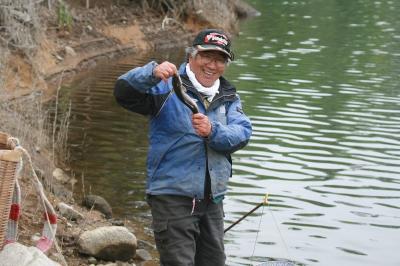 釣れた魚を手に笑顔を浮かべる参加者