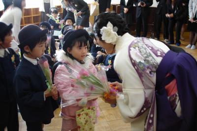 担任の先生に、花とともに感謝の気持ちを伝える卒園児