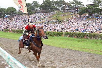 甲冑競馬で先頭を駆ける吉田さん